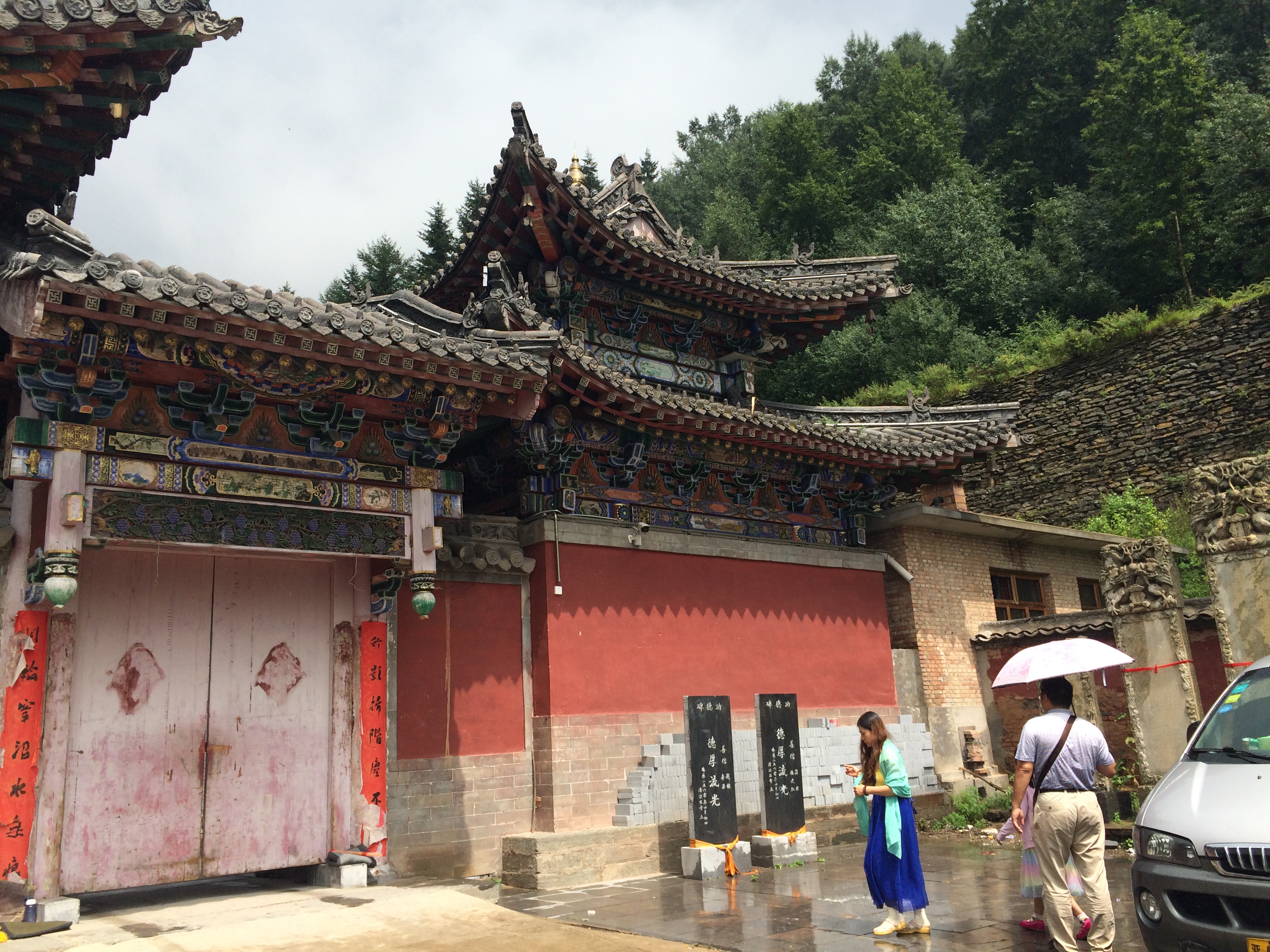 【携程攻略】五台山清凉寺景点,刚到清凉寺的门口天气很应景的下起了