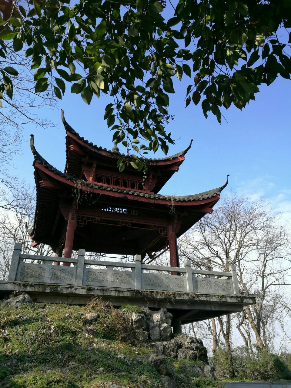 南高峰高257米,是西湖十景"双峰插云"的两山之典—南高峰和北高峰之