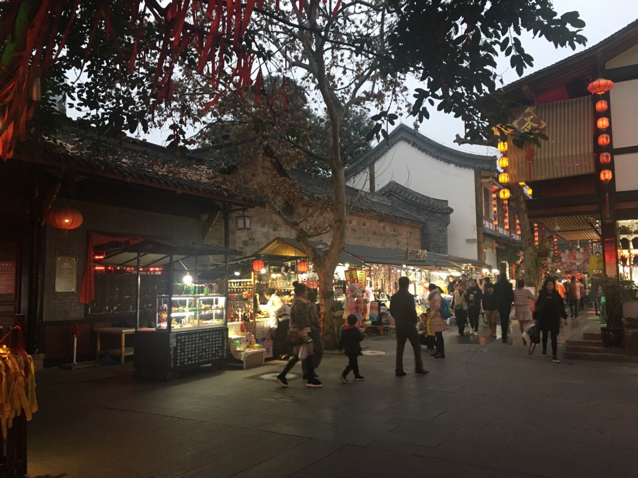 【携程攻略】德阳德阳文庙景点,很棒的小吃集聚区，满街超过50种类的小吃汇集成一条约300米长的步行…