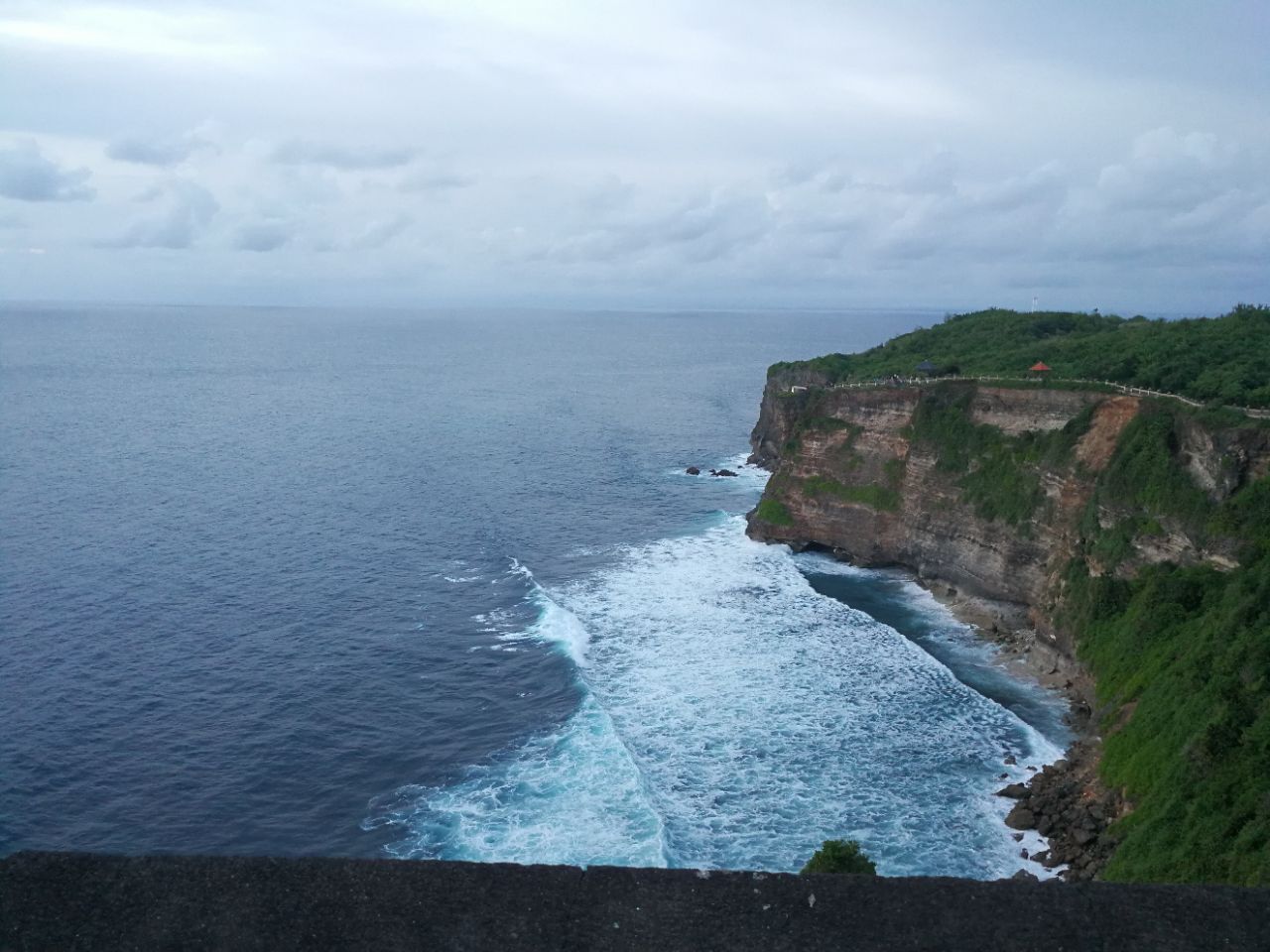 【攜程攻略】巴厘島烏魯瓦圖斷崖景點,可以看日落,很漂亮,海很藍!