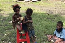 初见 巴布亚新几内亚  巴布亚新几内亚土人欢迎舞蹈  从歌诗达大西洋号上一下到港口，就受到当地土著人