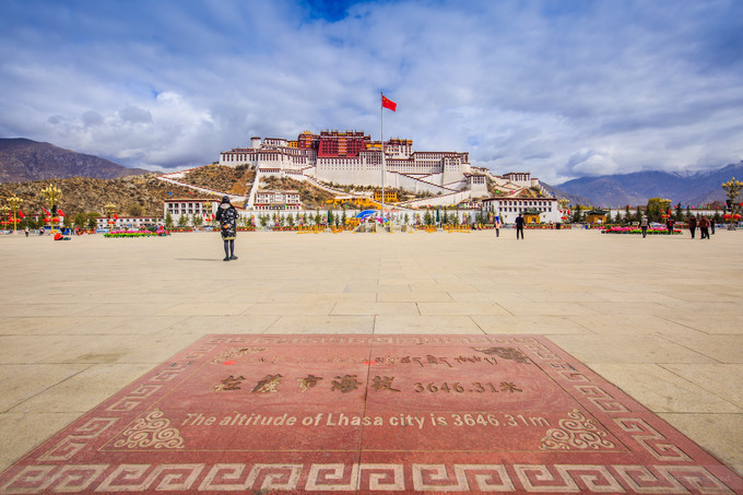 在布宫前的广场可以见到这块标有海拔的大理石地标.