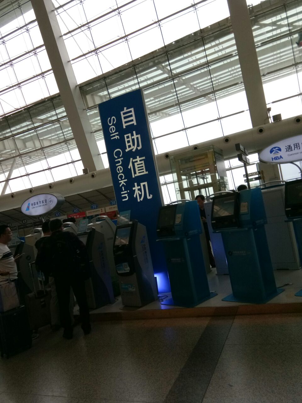 武汉天河机场位于汉口黄陂区,里面设施齐全,宽敞明亮的候机厅,安检