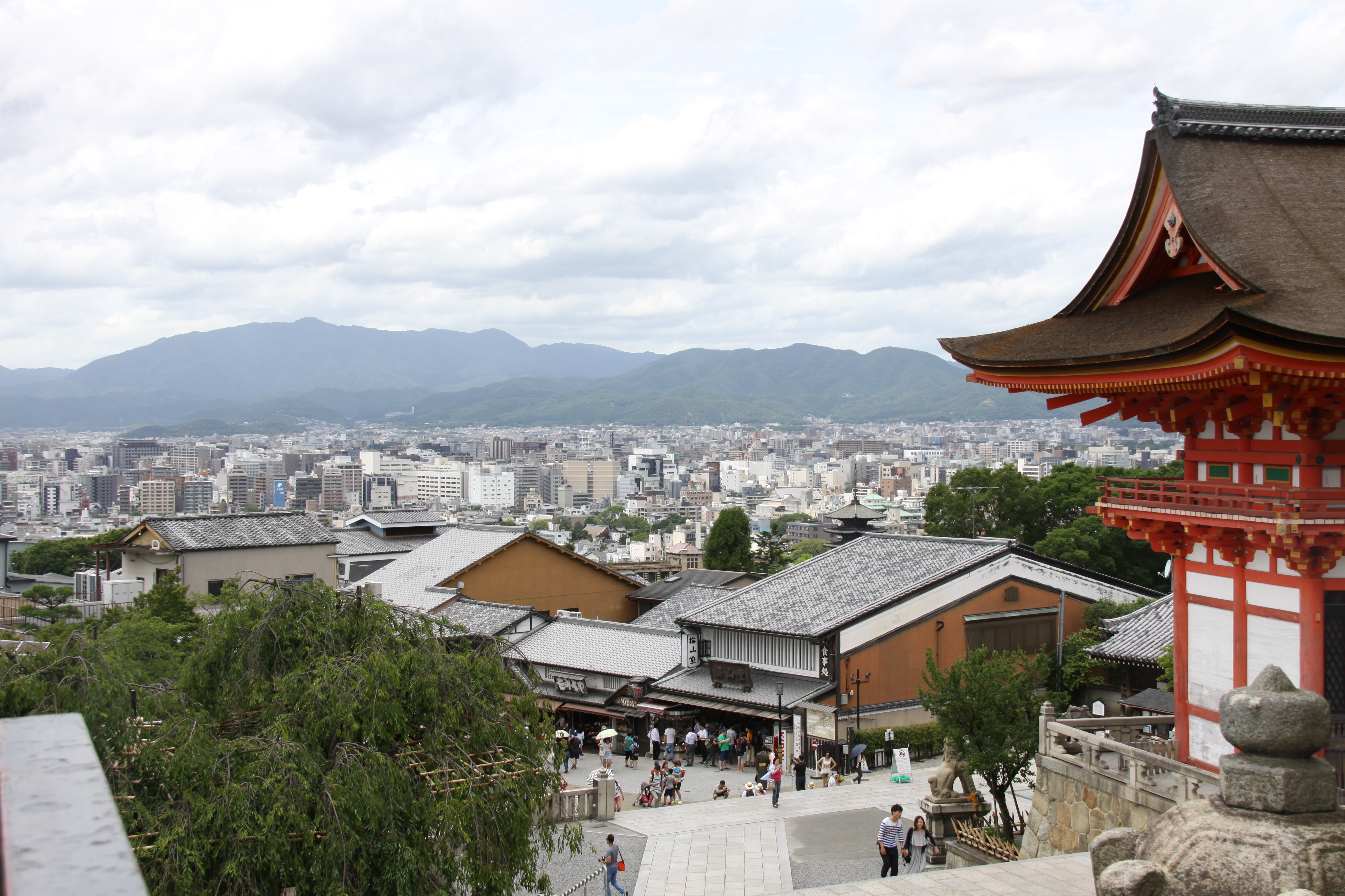 清水寺在京都東部的音羽山上,因此需要爬上一段古樸的坡道,景點只有