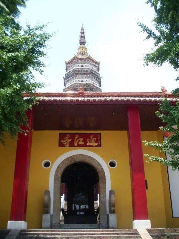 振风塔位于安庆市长江边上的迎江寺中始建于宋远看如同一直立的圆锥体