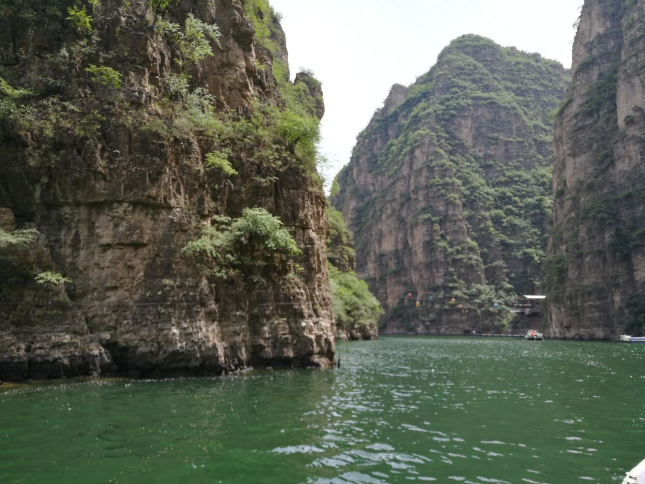 2,北京龍慶峽的主要景點有冰燈鎮山如來雞冠山金剛寺神仙院百花洞和