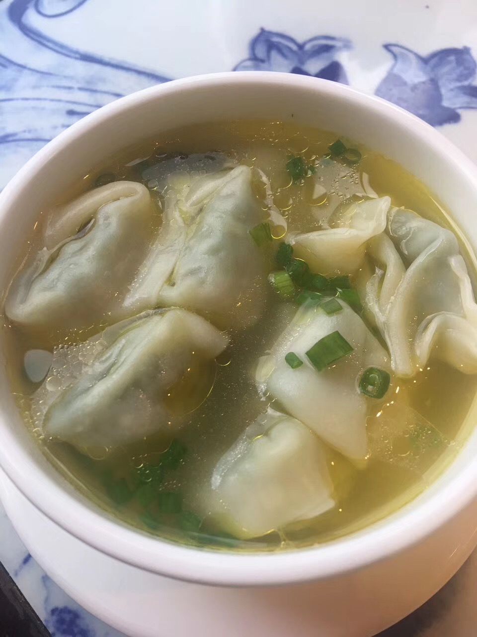 主食鸡汤云吞味道不错汤底很鲜美希望不是味精汤底不过下午还真的有点