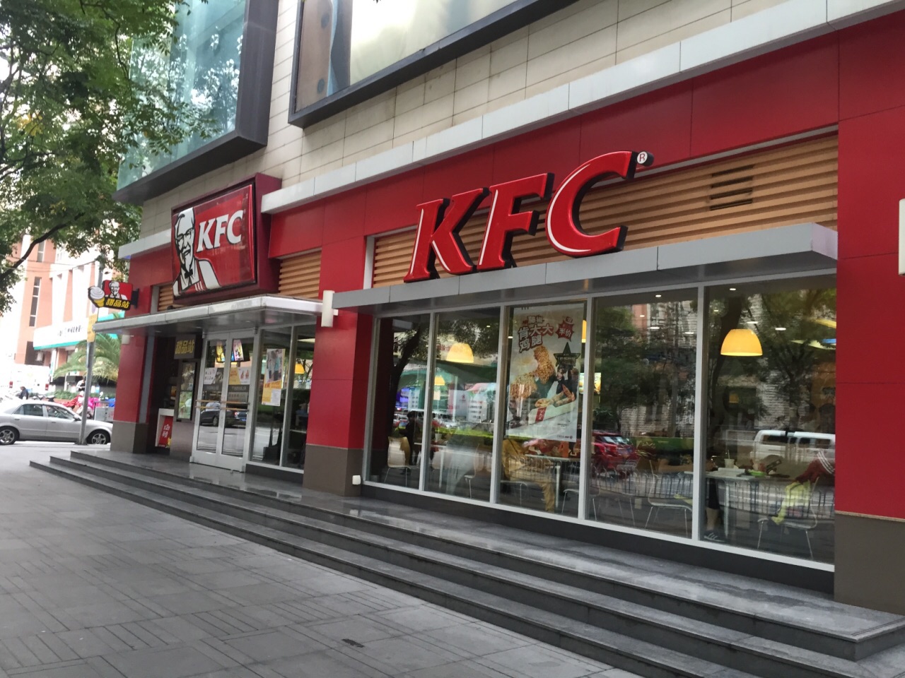 是昆明比较大的一家肯德基里面一般人都比较多但是座