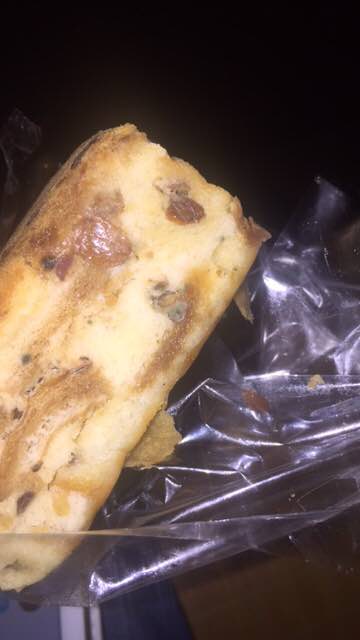 买了二个红豆堤子, 晚上九点买的,十一点想吃面包的时候,拆开一个看到