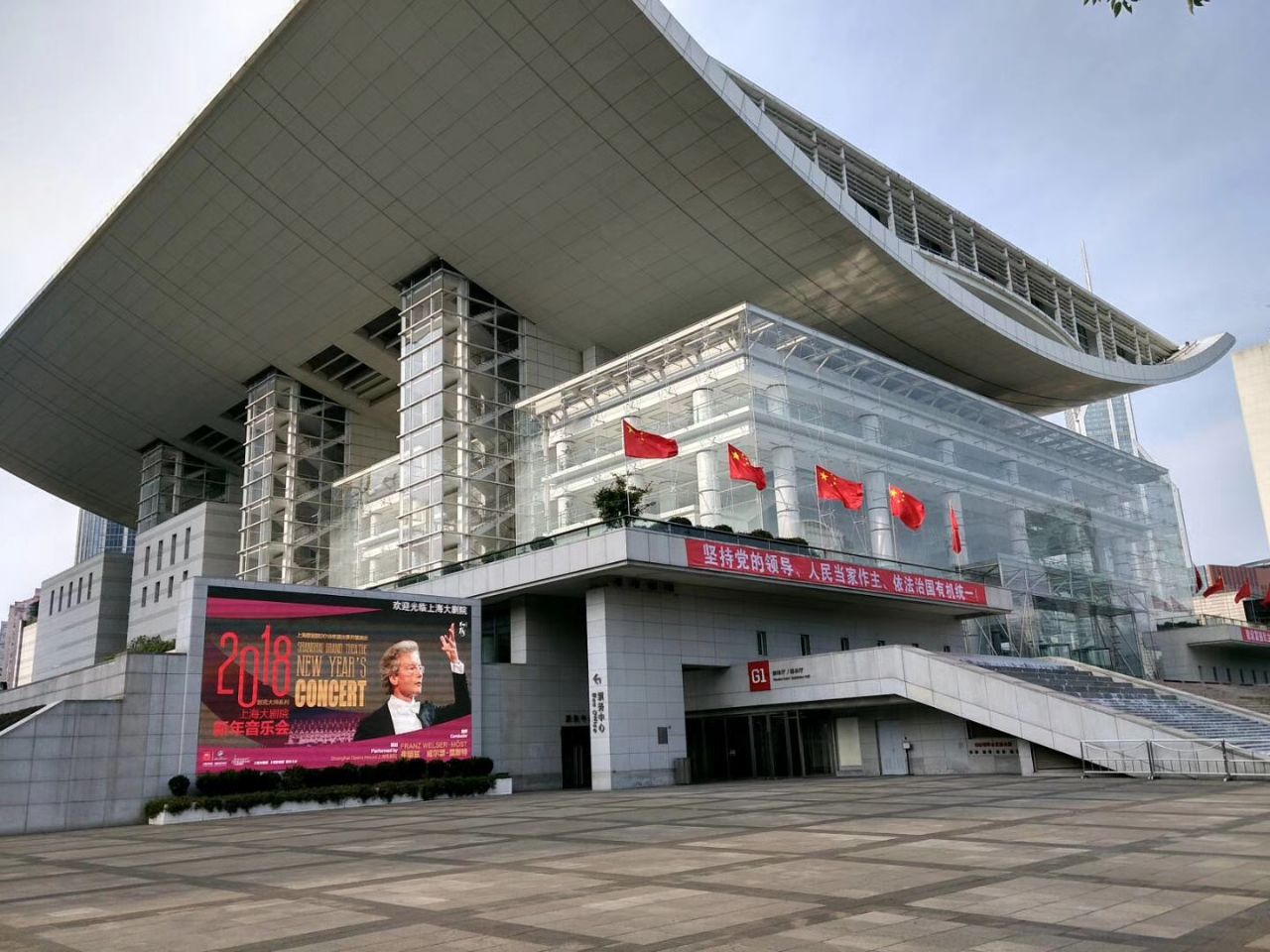 【携程攻略】上海美琪大戏院景点,靠着梅陇镇广场的大戏院本身就是一个位于人气中心点位置的文化中心，…