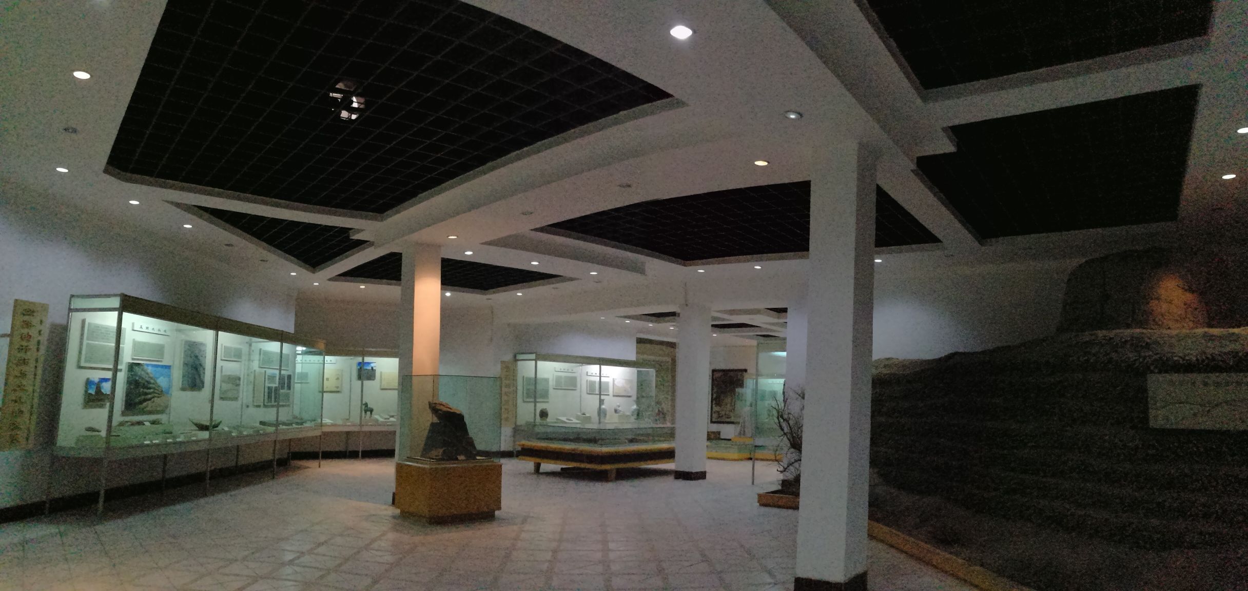 瓜州博物馆在县政府对面,县府街与南北大街丁字路口的西南角,从南北
