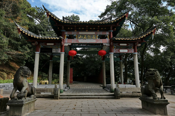 鼓山位於福州市晉安區東部,閩江北岸,是福州最著名的景區之一.