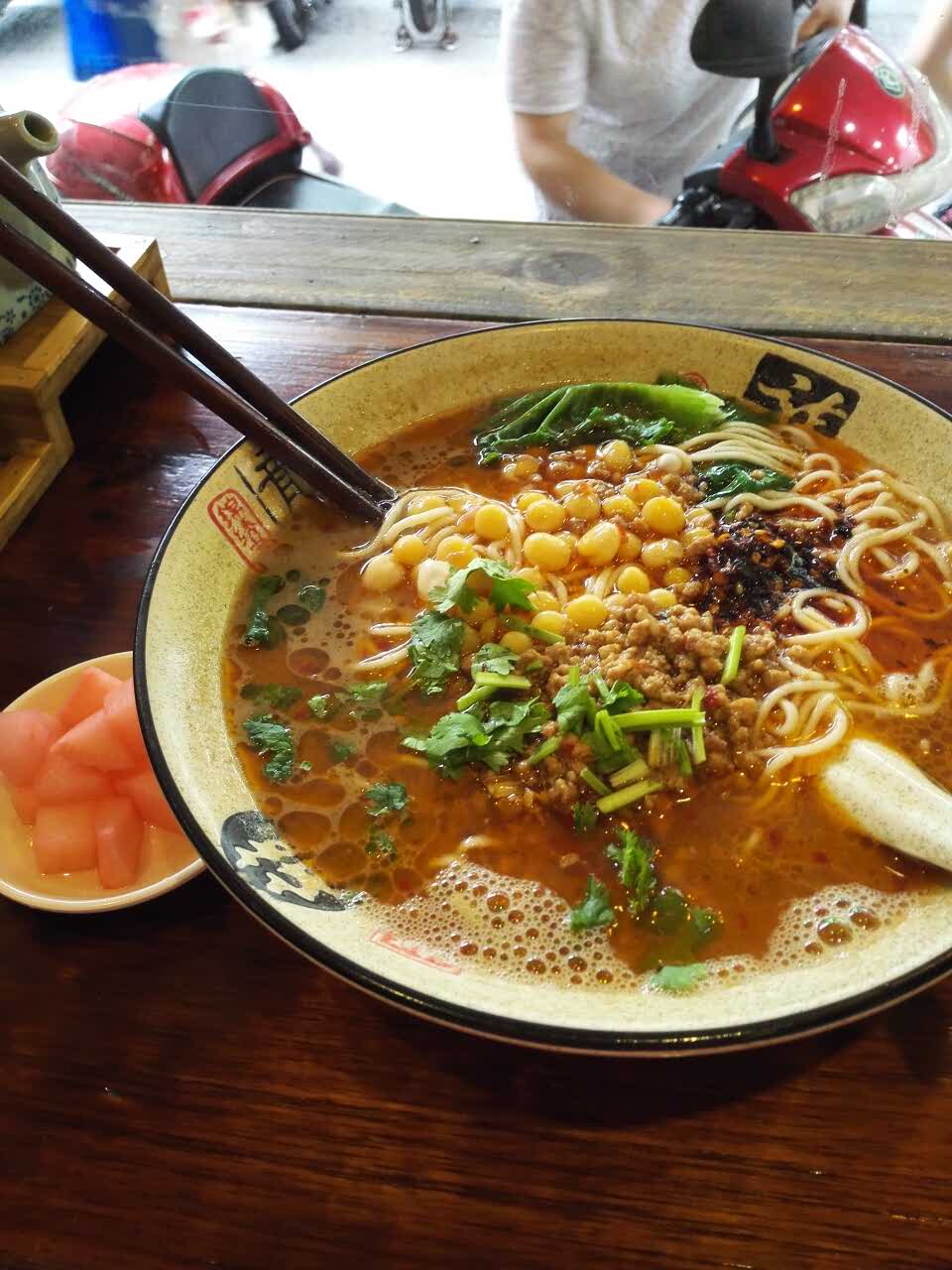 好大一碗,有面有肉有豆豆还有菜,好满足的一碗啊哈哈