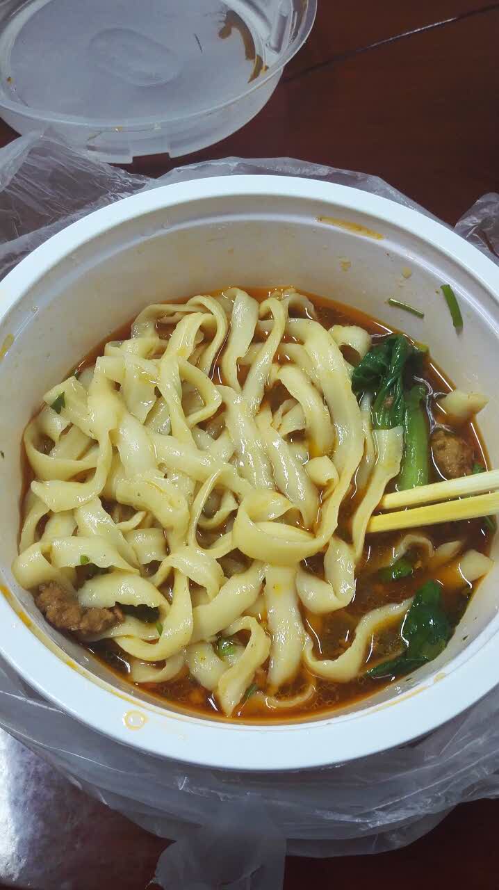 他二哥猪肉刀削面,好久没吃面了,很好吃.现削的,量也够!我打包带走的.