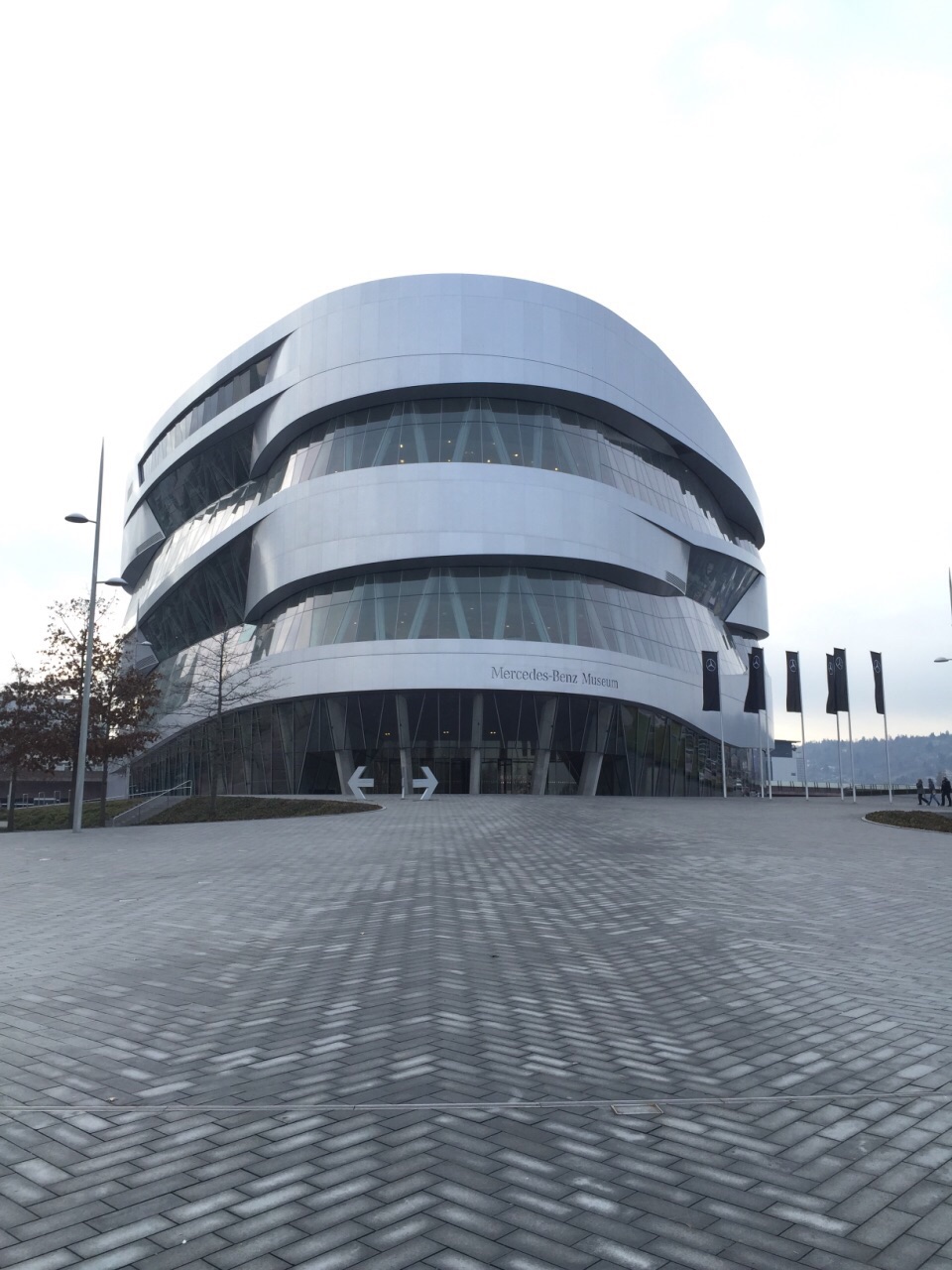 在总部大楼的旁边有个圆形的试车场 试车场旁边就是奔驰博物馆&