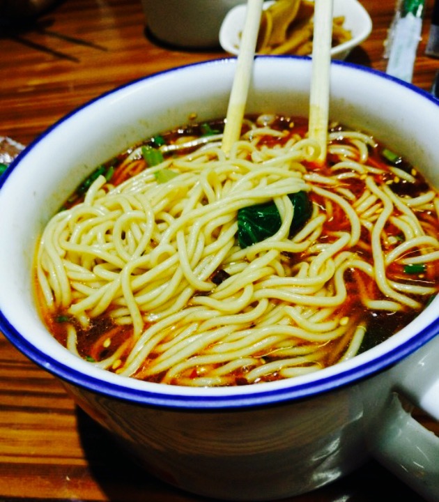 装面的茶缸很好玩,吃的豌杂面加肥肠加青菜,微辣口味刚刚好,送的酸