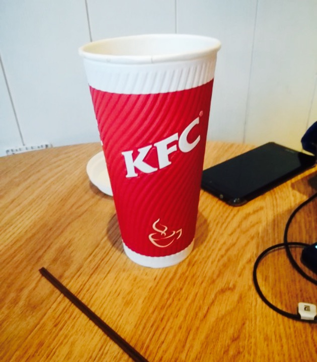 2023肯德基(顾村公园店)美食餐厅,kfc里坐了许多人,工作日的下.