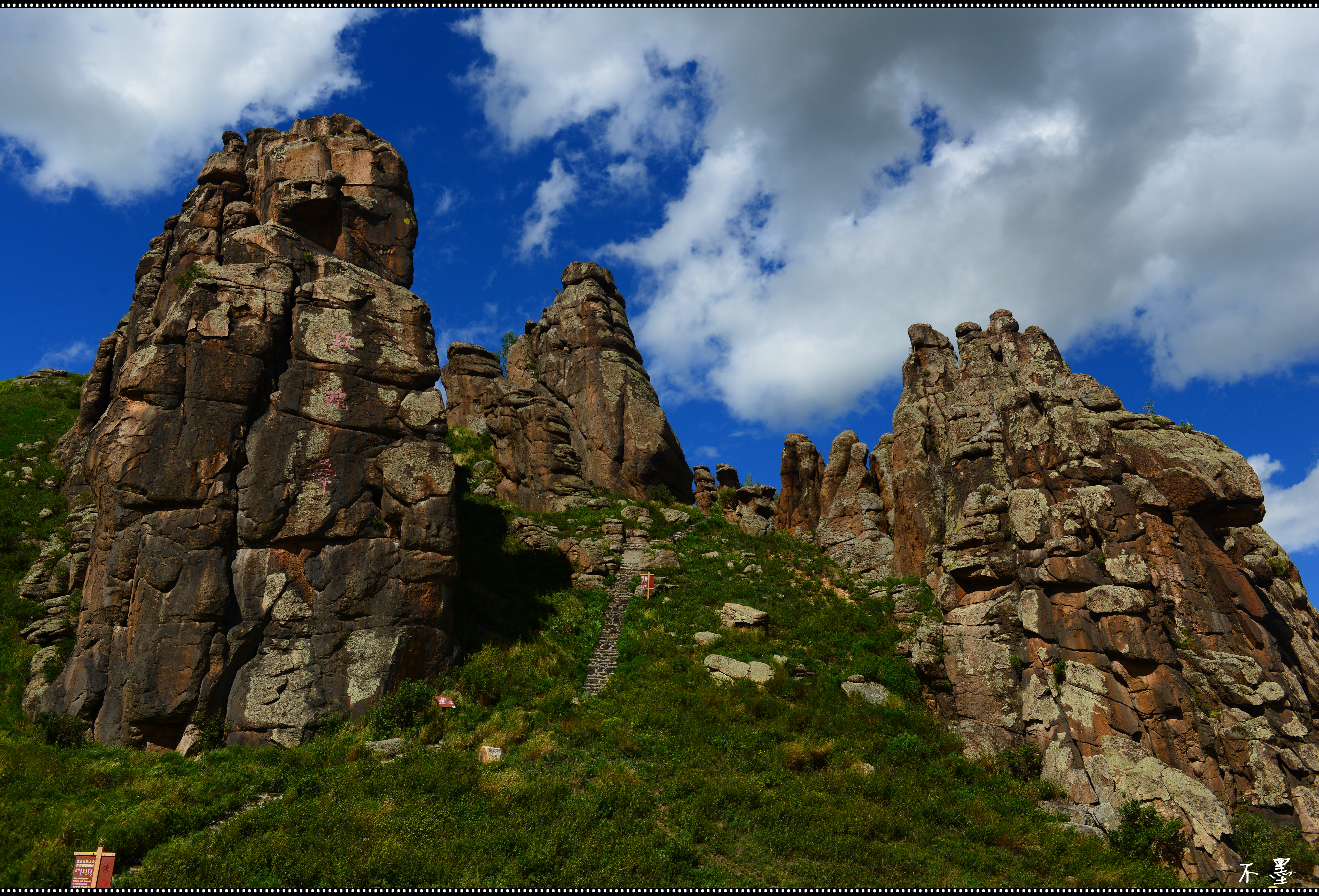 进入市区之前,首先到达的景区是玫瑰峰.