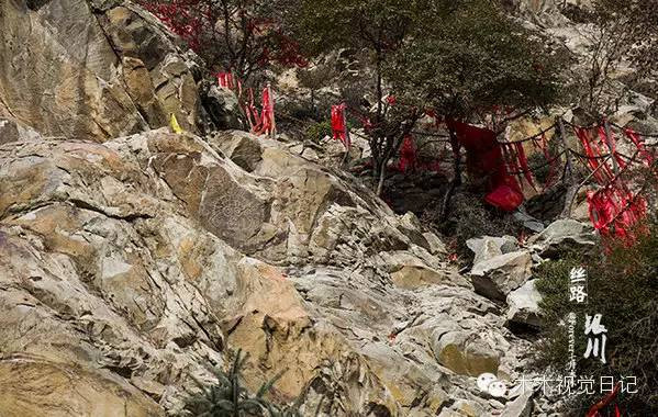 最早出现在7千年前中国贺兰山岩画中,圆头盔宇航服外星人从旋转飞碟飘