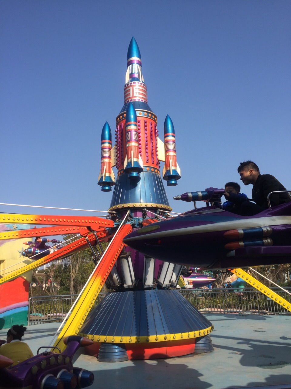 摩天轮一圈大约25分钟左右,很慢,可以远看一下杭州湾新区的风景; 家