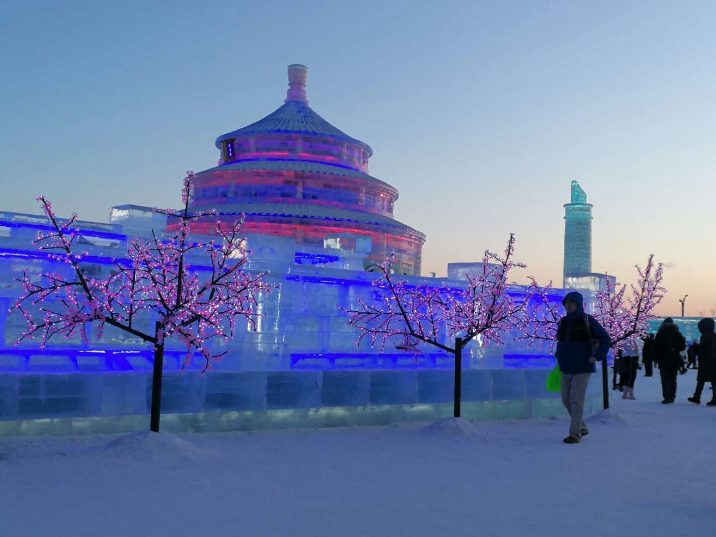 携程订购的冰雪大世界票,是扫码取票入园还是凭身份证直接入园啊?