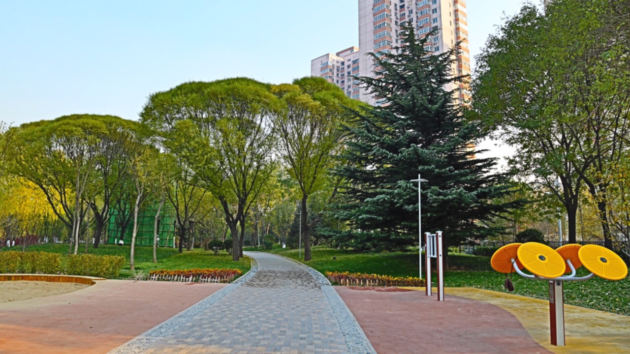 南长河公园东起西三环西至蓝靛厂南路是北京市为民打造的休闲娱乐开放