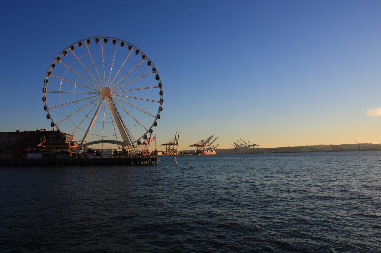 步行就可以到达,我对摩天轮有一种情节,西雅图摩天轮是美国西海岸最大