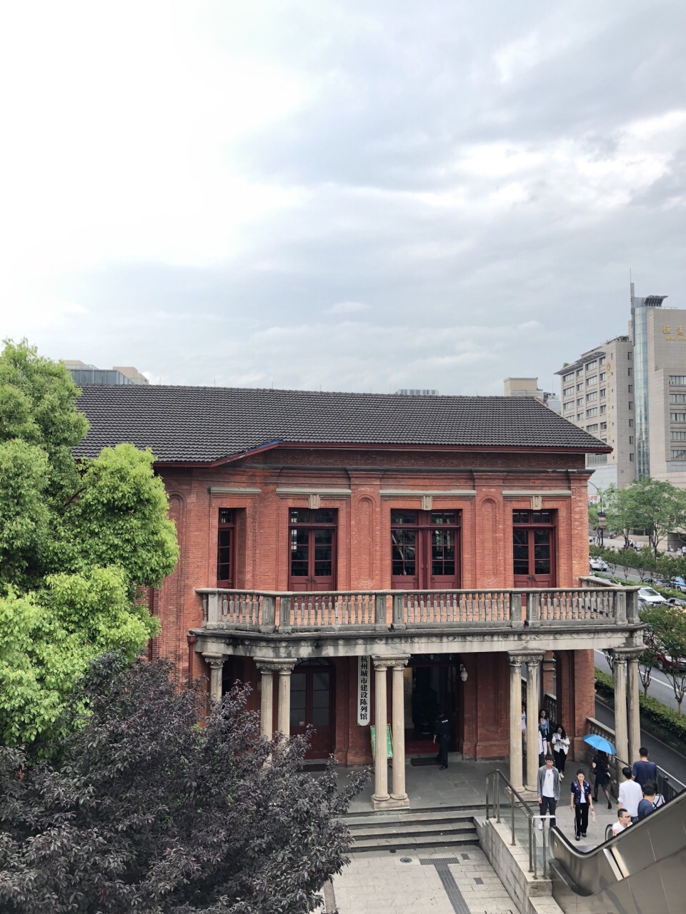 在庆春路闹市中心掩映着一座红色的建筑,俗称"红楼".