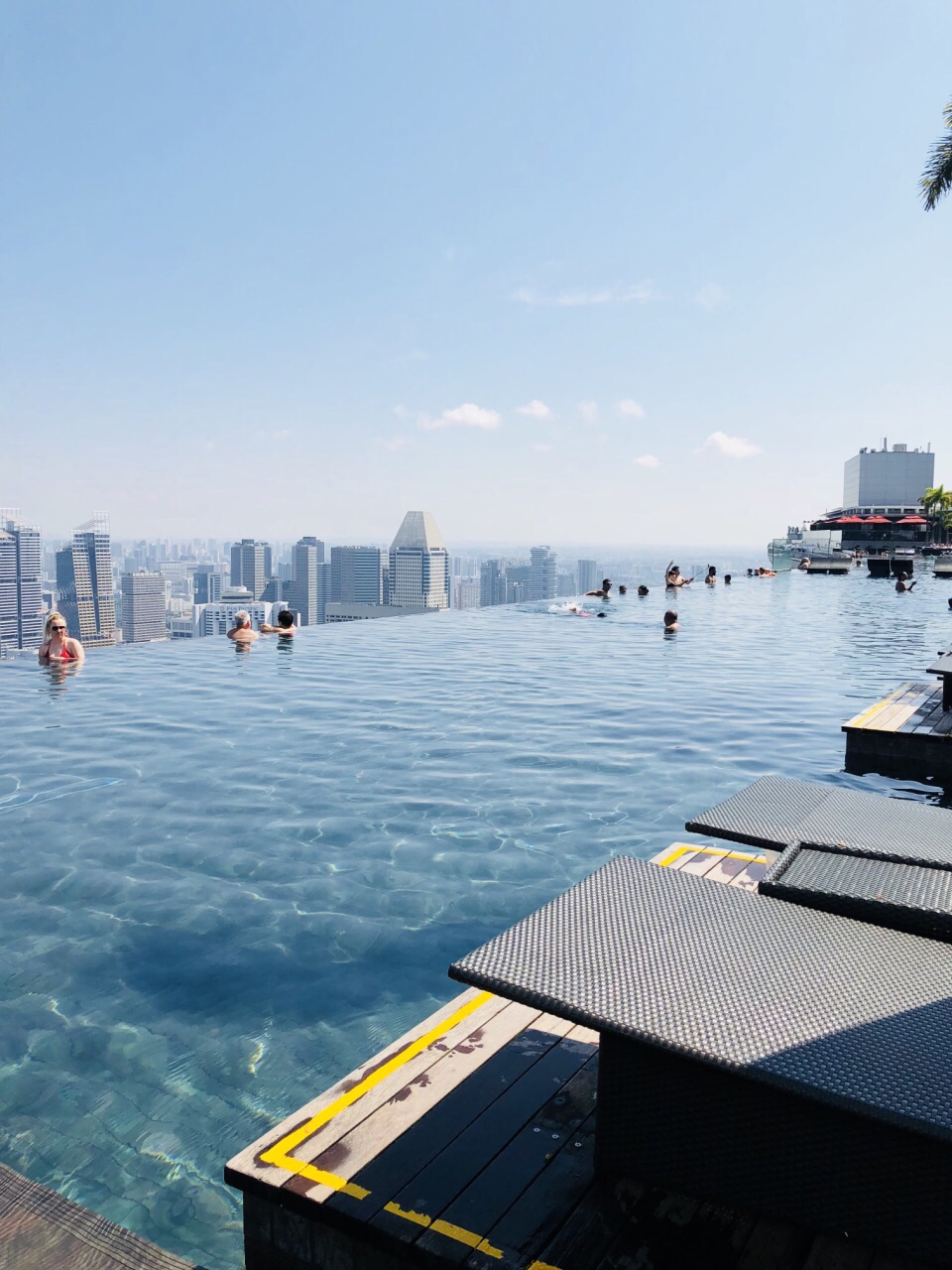 2019滨海湾金沙酒店无边泳池玩乐攻略,只有凭酒店的房卡,刷卡才能.