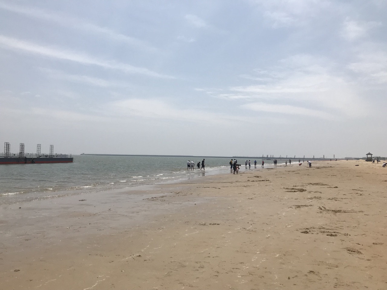 【携程攻略】天津东疆湾沙滩景区景点,今天去了，门票50，遮阳大伞、帐篷、游泳圈之类都要自己带，场地内都…
