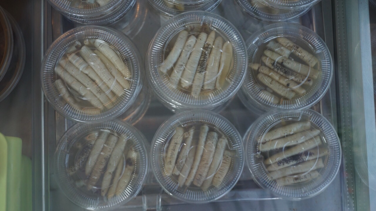 最具闽南特色的小吃土笋冻土笋非竹笋而是生长在水中的黑褐色虫子没吃