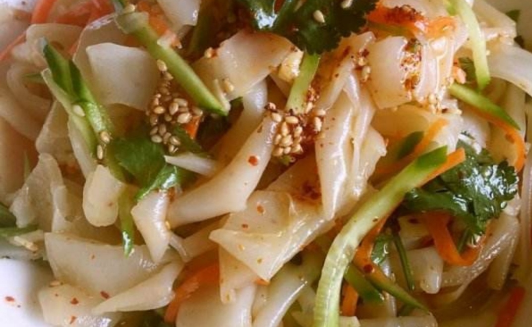 来了一碗浑源凉粉,10块,尝尝味道不错,感觉卫生也可以,又来了一碗凉皮