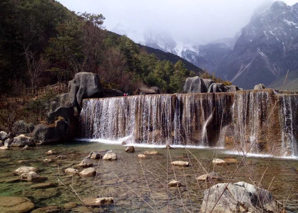 镜潭湖景致很美,五颜六色的石头和湖水很漂亮,给人一种心旷神怡的感觉