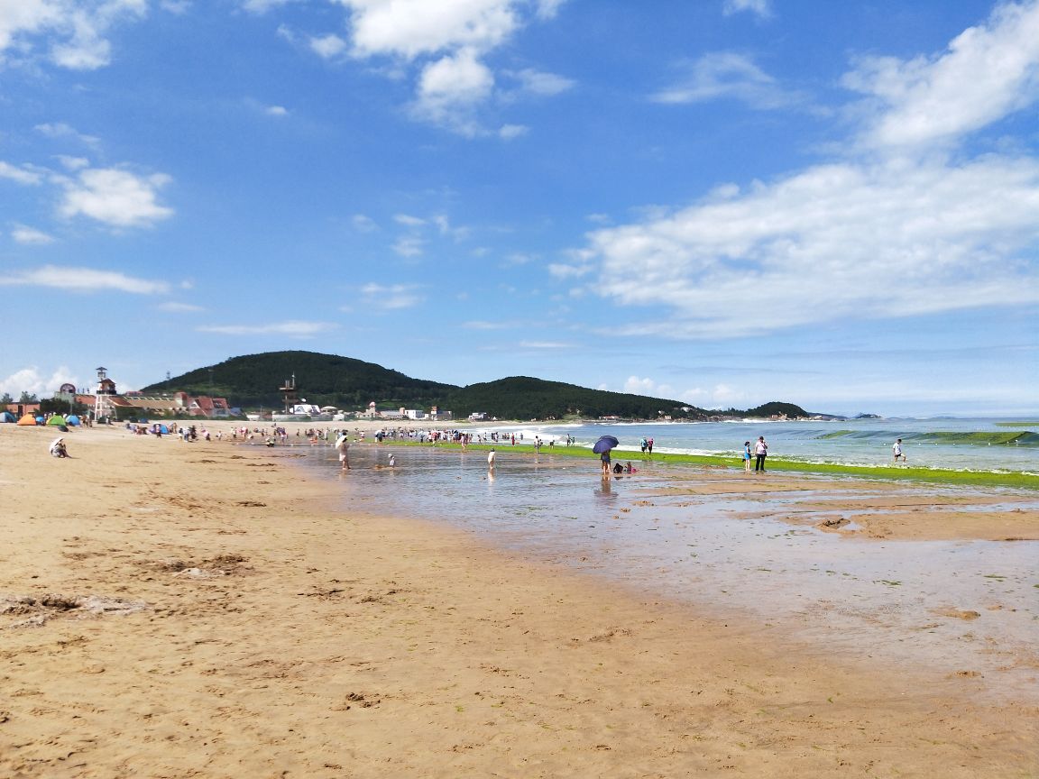 仰口沙滩就在仰口风景区的海边处,这里是一个海滨浴场是可以下去游泳