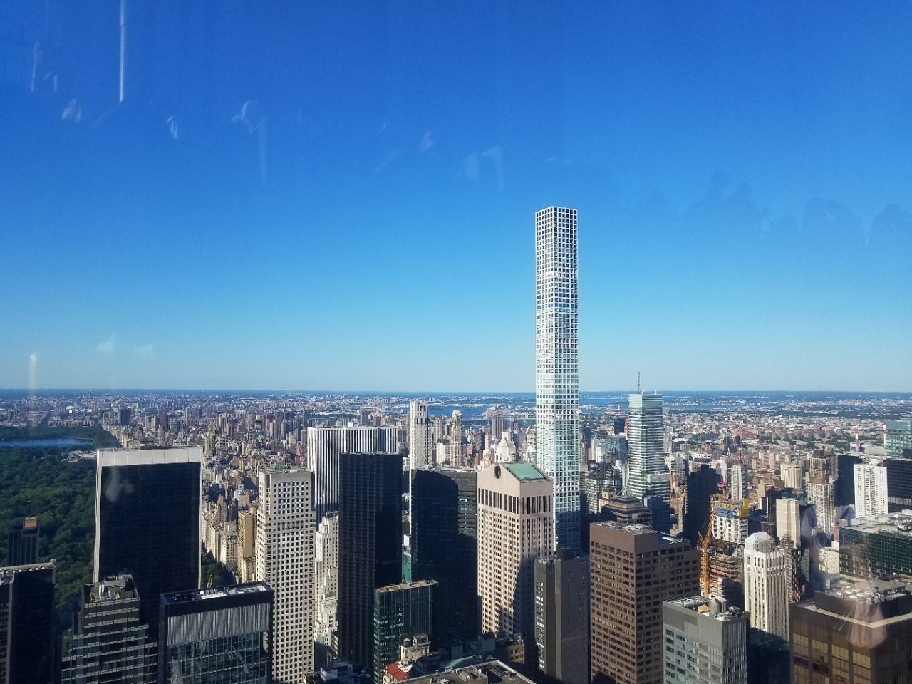 洛克菲勒中心风景很漂亮,可以看到中央公园和帝国大厦,就是需要预约