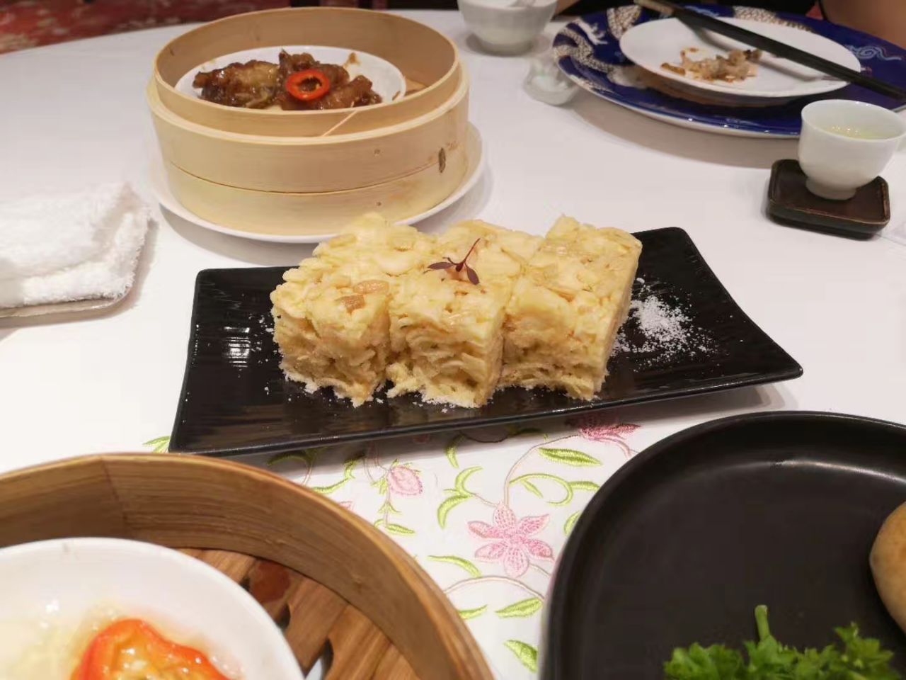 广州白天鹅宾馆三楼的玉堂春暖餐厅,在广州早茶排名中始终名列榜首