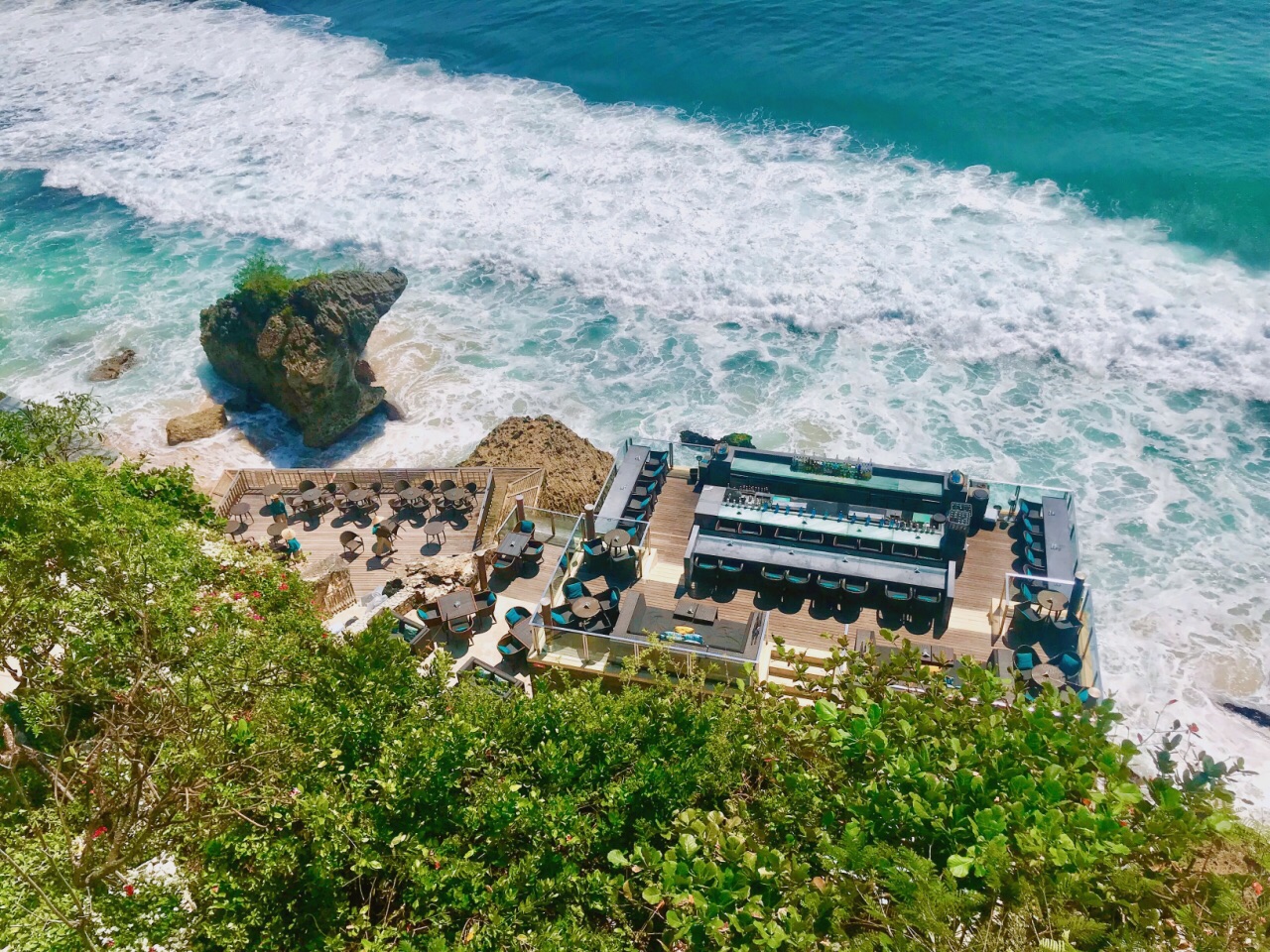 rockbar里的小吃味道也不错吹着海风看着落日非常惬意呢全球十大日落