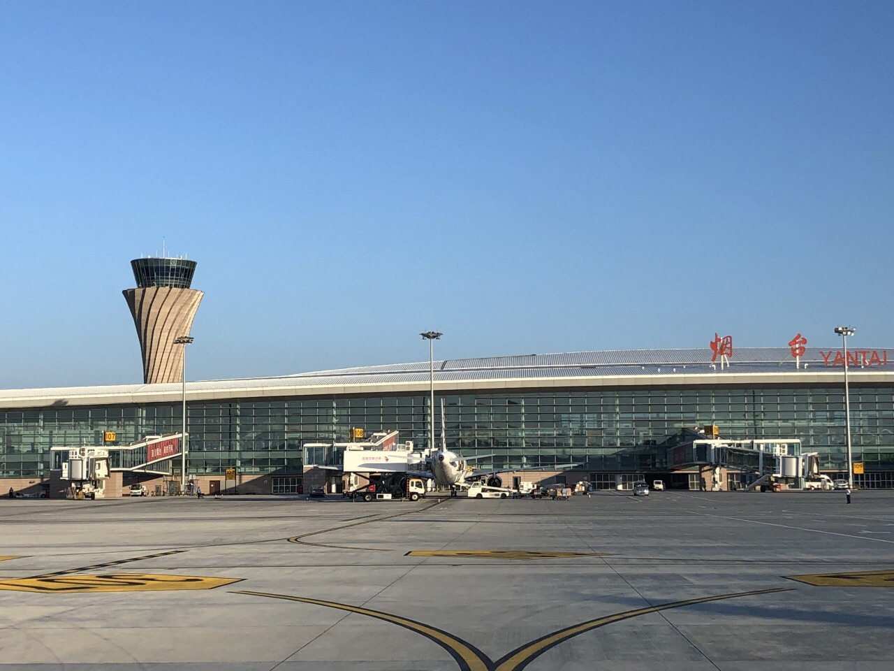 牡丹江的航班经停烟台机场,因此得以体验了一下烟台机场,候机厅内各种