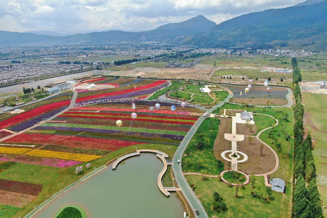 雪山花海乐园