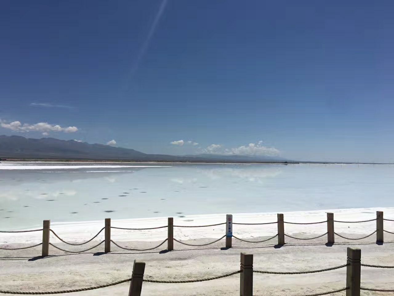 爬上高台,盐湖的美景净收眼底,真的是犹如镜面一般,将蓝天白云倒映