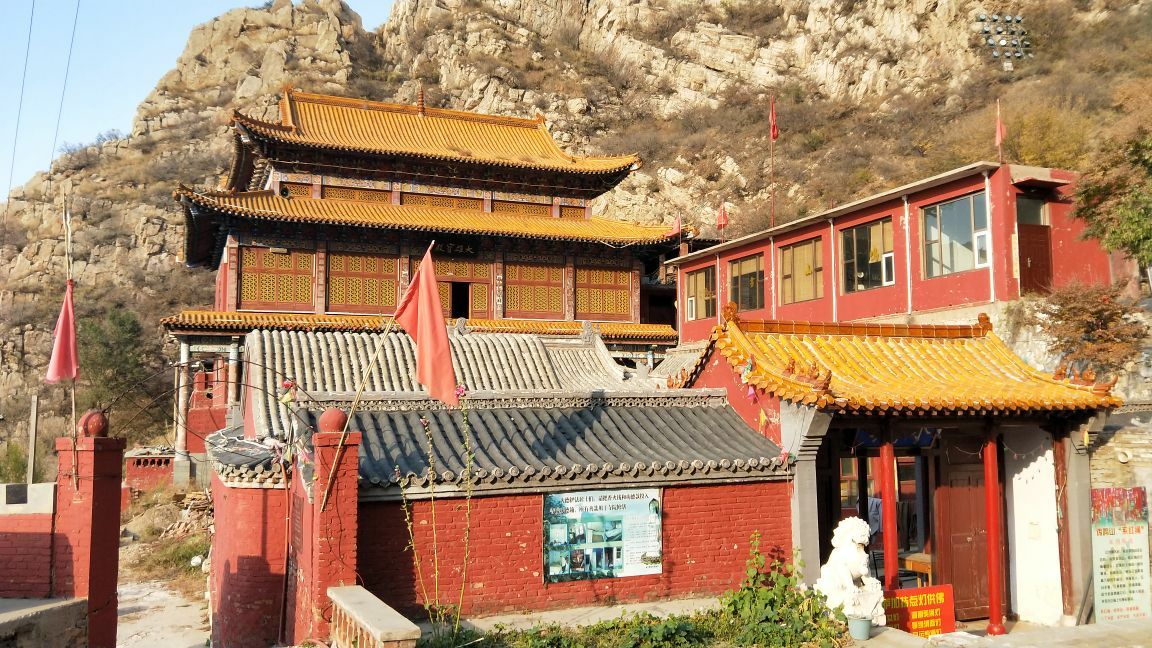 下花园鸡鸣山是国家4a风景区海拔1140米孤峰突兀有骆驼峰卧龙石财神庙