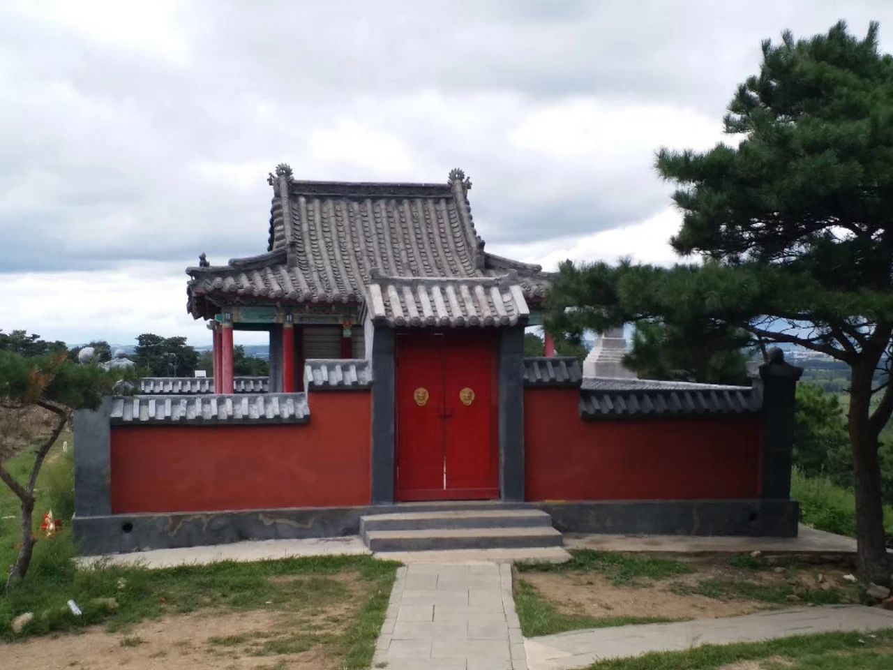 山下是錫伯族風情村,山上有座廟,但非常小,不遠處是石佛寺.