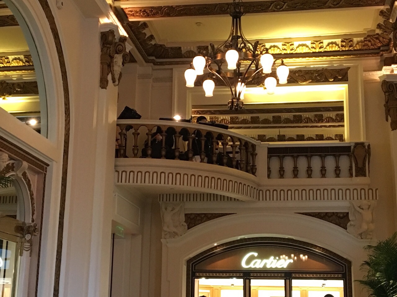 2022半岛酒店大堂茶座美食餐厅,在大堂楼上的走廊,每天会提.