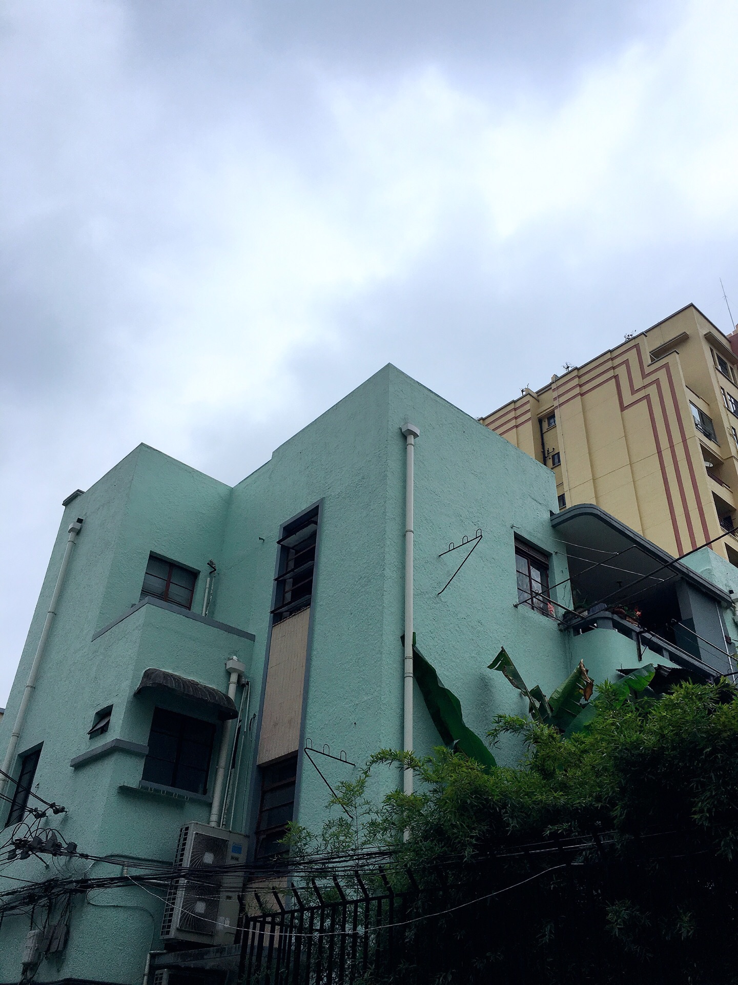 这里是孙科二夫人蓝妮亲自监工的玫瑰别墅,七栋小楼,颜色都不一样