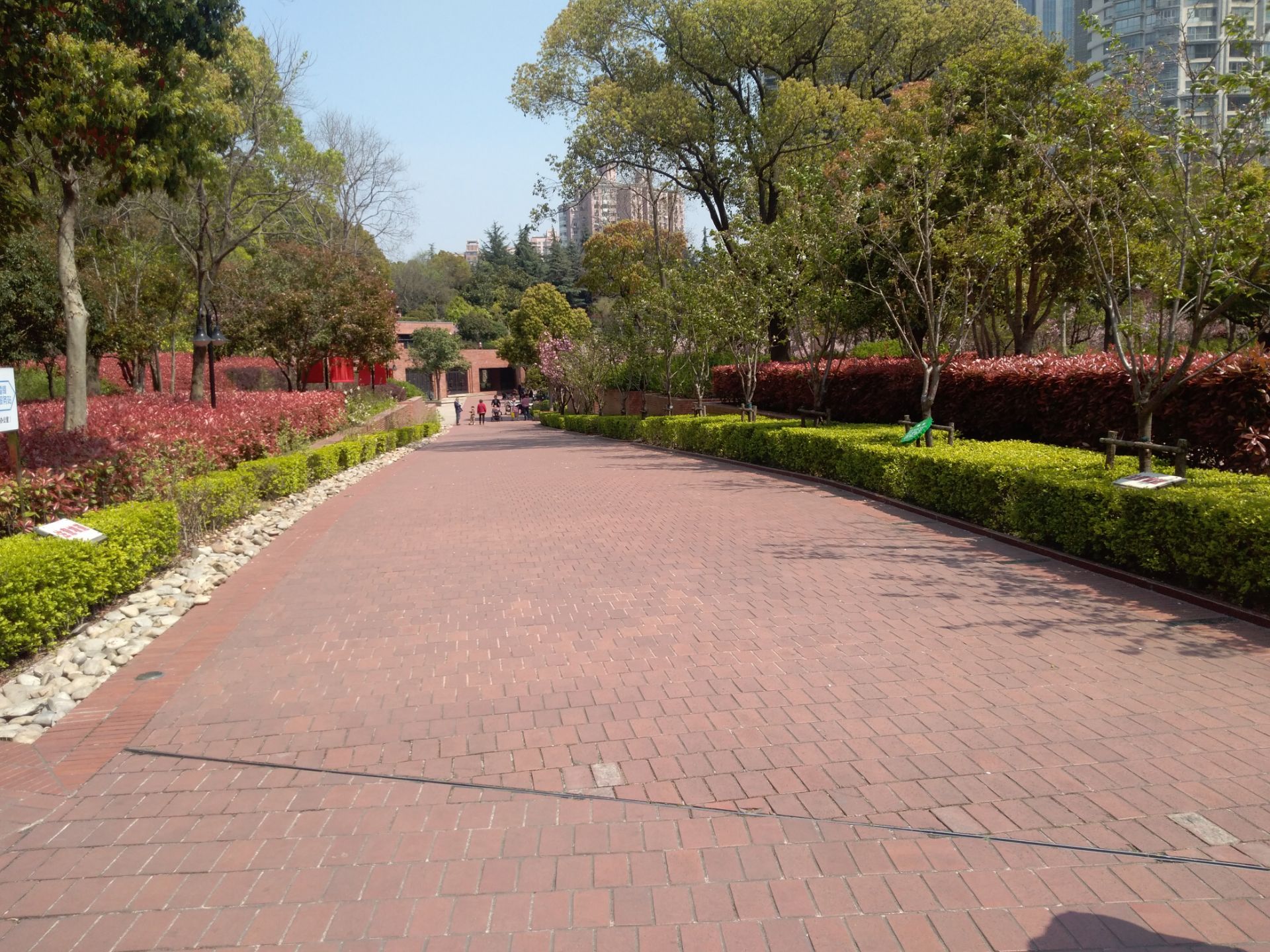 上海四川北路公园位于四川北路的中段,虽然也是一个街区的路边小公园
