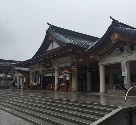 护国神社是广岛市内规模最大的神社正门有很多鲤鱼旗漂扬门前有一匹马