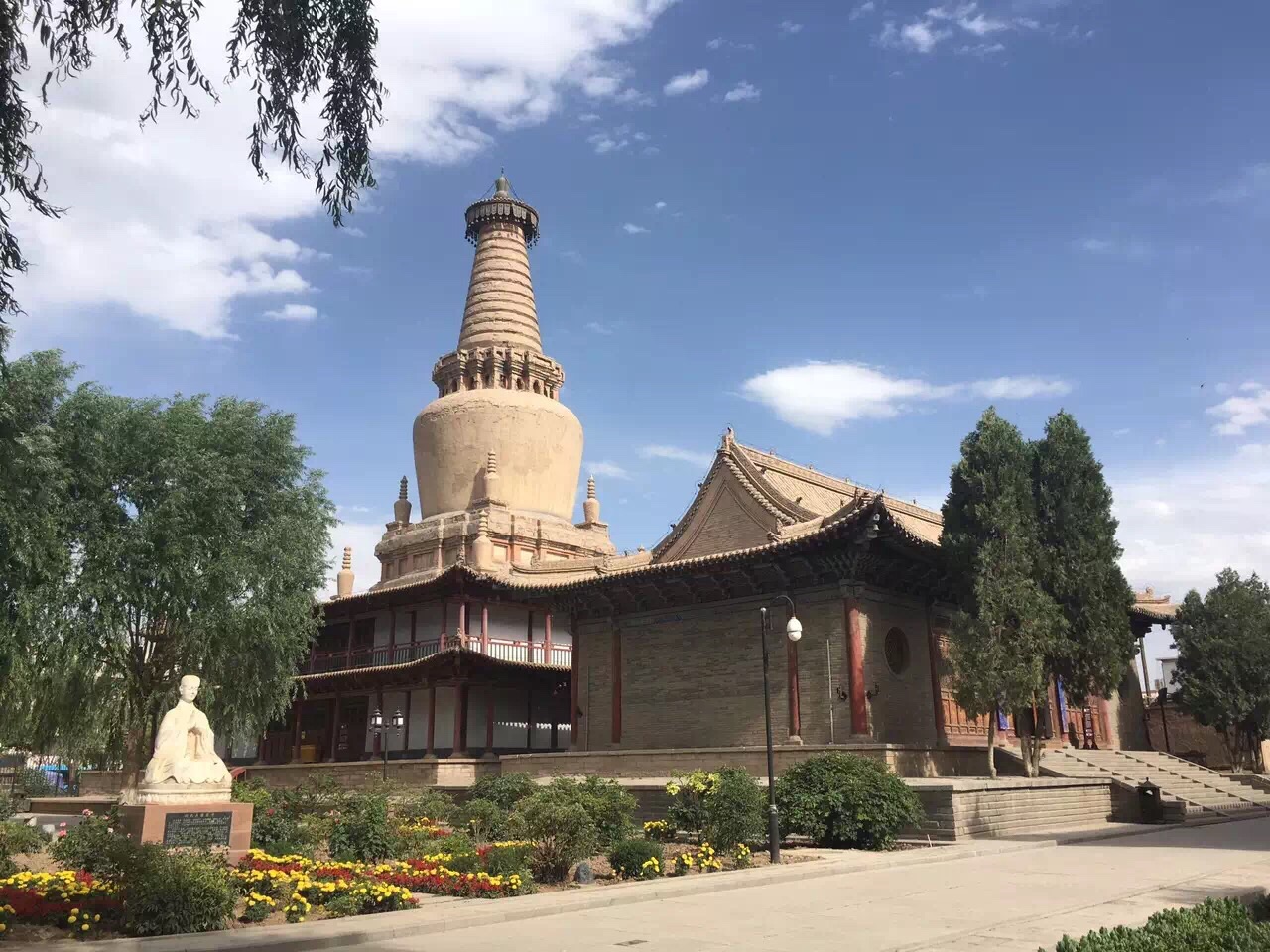 张掖西来寺，虽大隐于世，香火却甚旺_寺庙