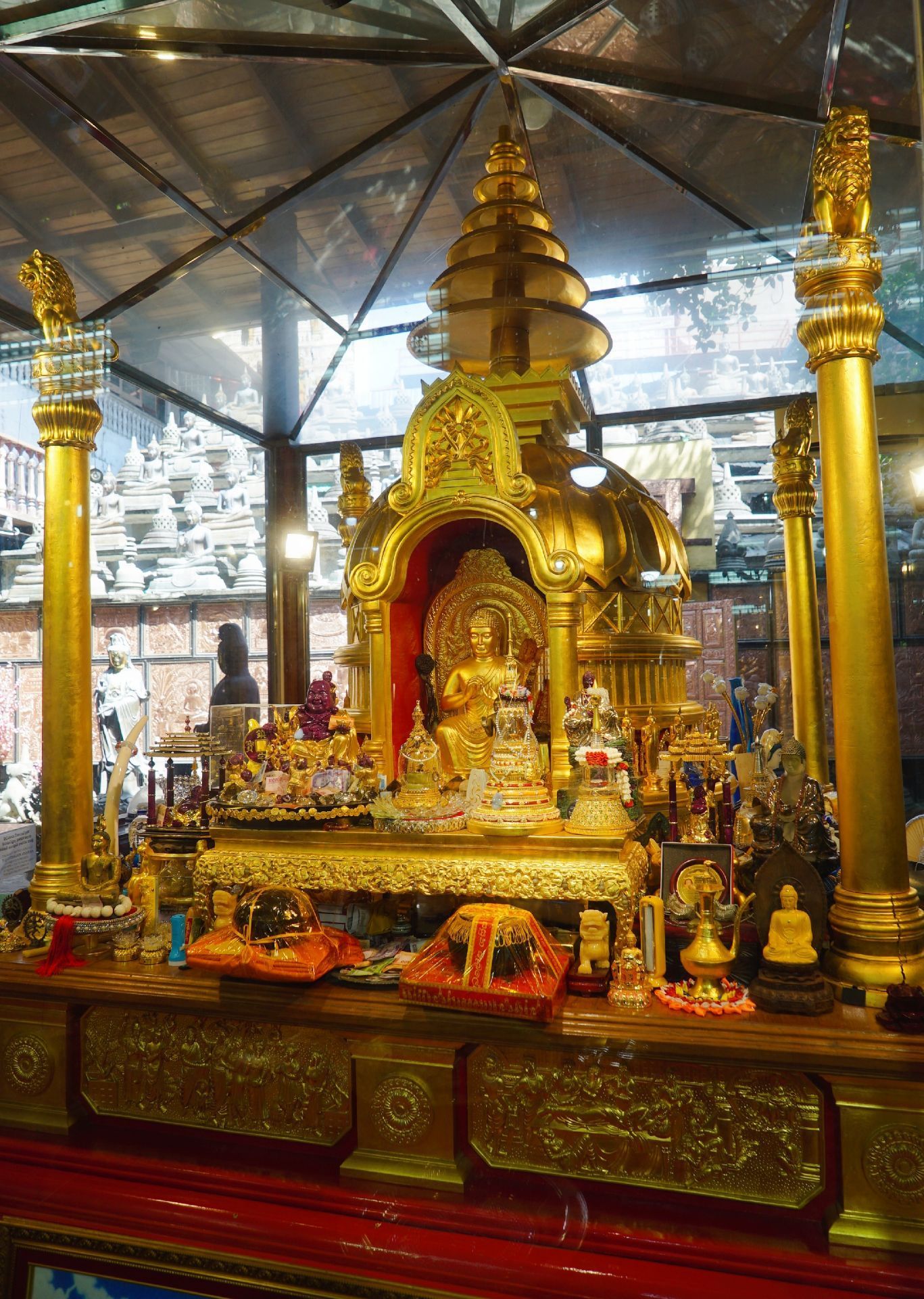 冈嘎啦马寺是科伦坡最出名的寺庙,寺庙集合斯里兰卡 ,印度,中国的建筑