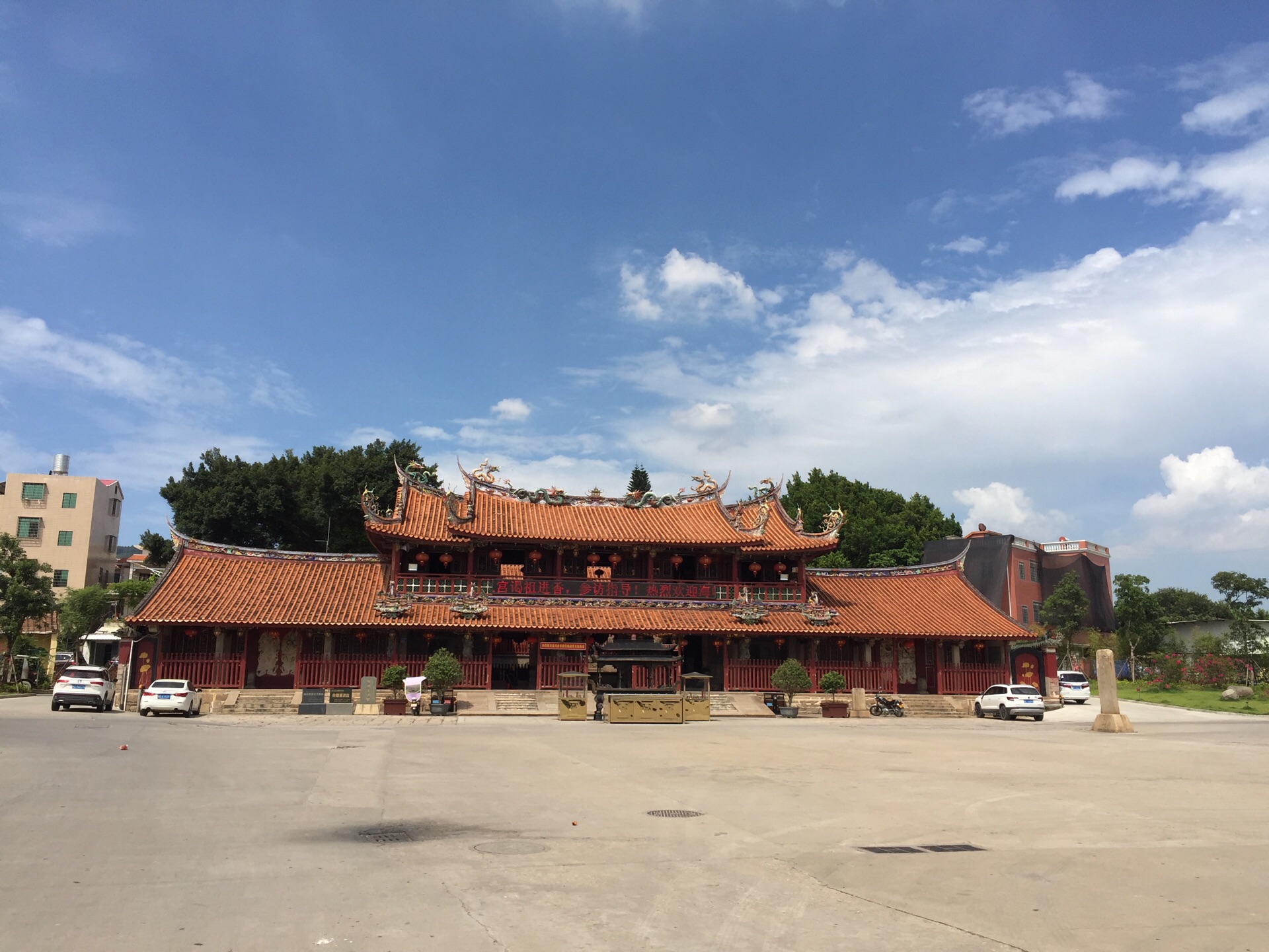 这个慈济宫历史悠久是一个免费的游览景点里面的供奉的神据说在台湾都