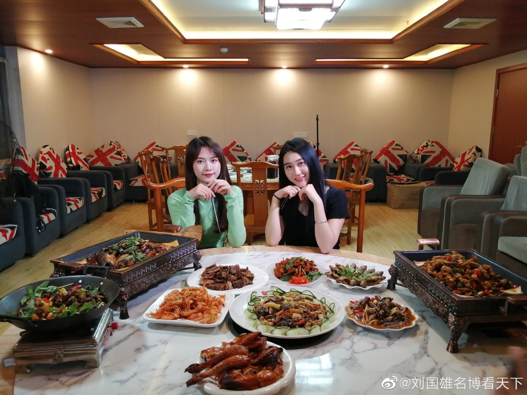 俩闺蜜看着一桌菜,吃那个?都是十大名菜参赛美食